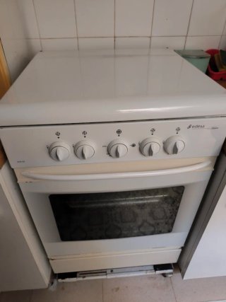 Cocina de gas con horno. Se encuentra en Alcolecha