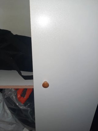 Mueble Escobero con Estantes Blanco y beigs
