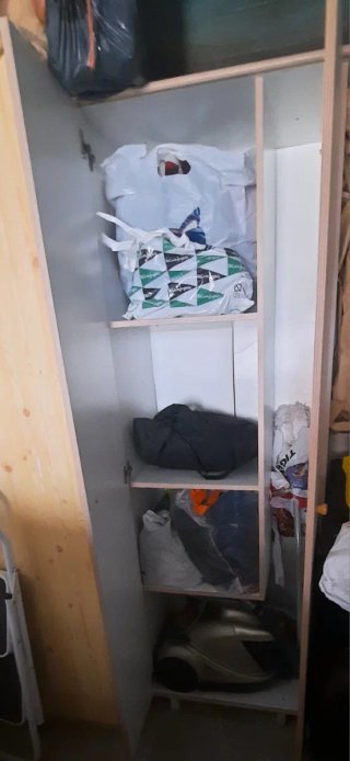 Mueble Escobero con Estantes Blanco y beigs
