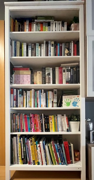 Estantería de libros de madera blanca