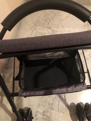 Andador con asiento y cesta