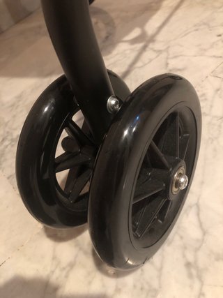 Andador con asiento y cesta