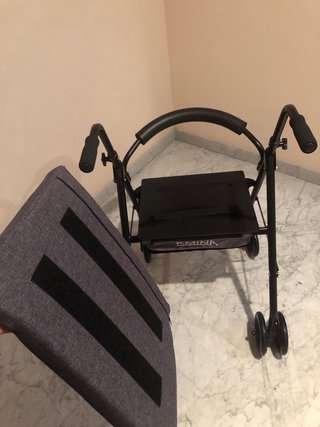 Andador con asiento y cesta