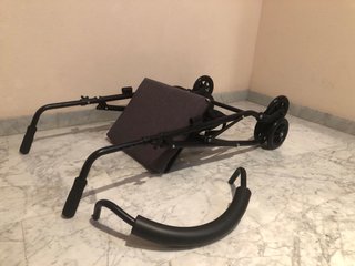 Andador con asiento y cesta