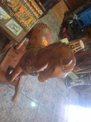 Caballo balancín de madera tallado