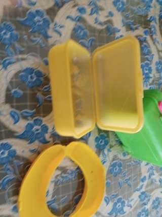Juguetes de plástico: plátano y maletas oferta