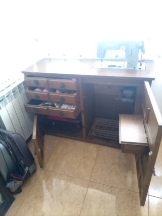 Máquina de coser Alfa con mueble