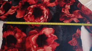 Blusa floral negra y roja + pantalón negro