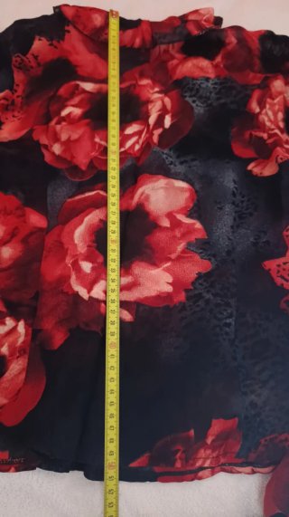 Blusa floral negra y roja + pantalón negro