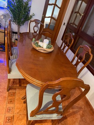 Mesa de comedor ovalada y 6 sillas