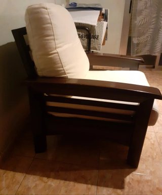Sillón cómodo de tela y madera