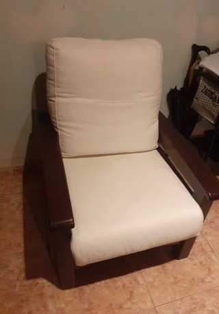 Sillón cómodo de tela y madera