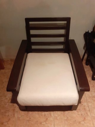 Sillón cómodo de tela y madera
