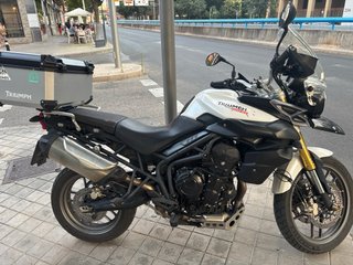 Triumph Tiger 800 ABS Negra y Blanca
