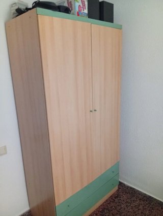 Armario 2 puertas beige y verde