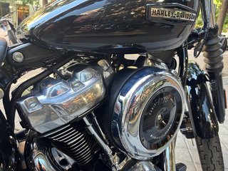 Harley Davidson Street Bob Negra