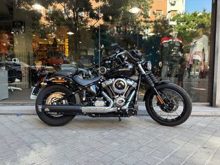 Harley Davidson Street Bob Negra