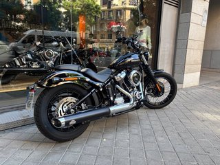 Harley Davidson Street Bob Negra