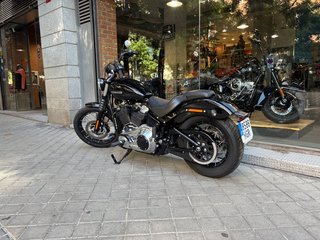 Harley Davidson Street Bob Negra