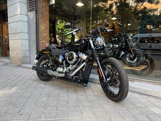 Harley Davidson Street Bob Negra
