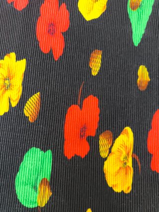 Vestido negro sin mangas estampado floral