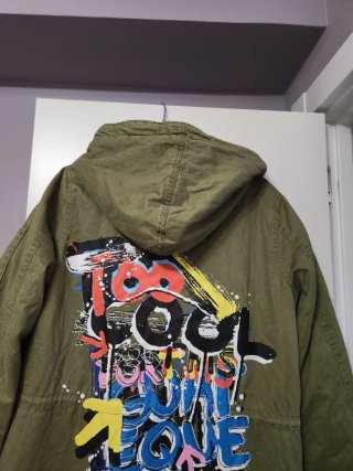 Parka verde con capucha