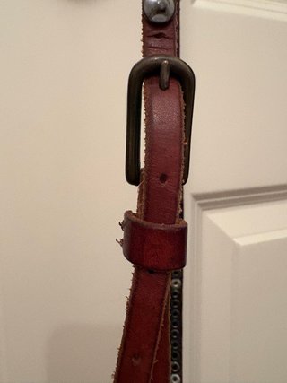 Cintura in pelle con bottoni metallici