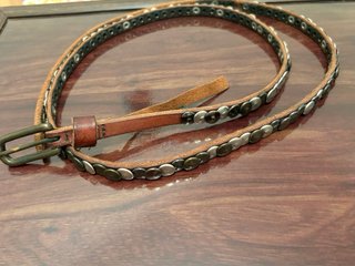 Cintura in pelle con bottoni metallici