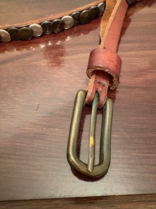 Cintura in pelle con bottoni metallici