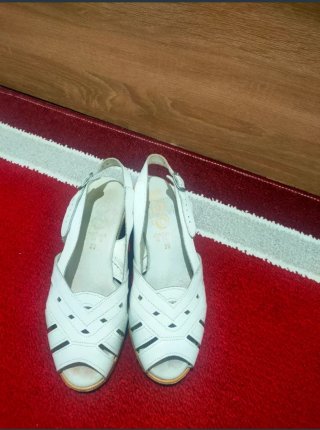 Sandalias blancas semi nueva