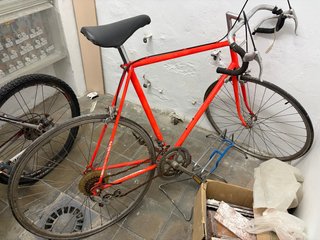 Bicicleta antigua naranja