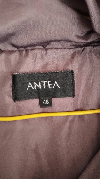 Abrigo Antea gris con capucha. Tiene dos manchas