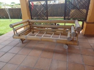 Sofá de bambú y mimbre exterior