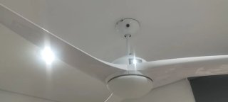 Ventilador de techo blanco con luz