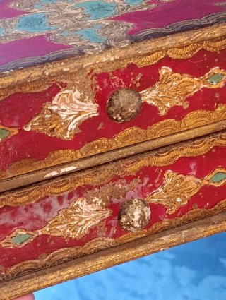 Antico scrigno decorato oro e rosso
