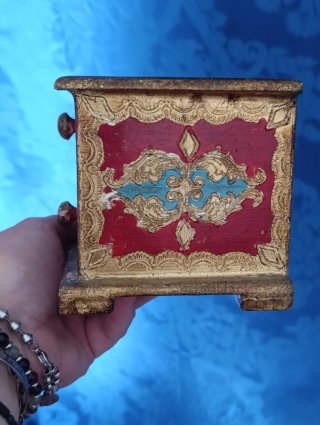 Antico scrigno decorato oro e rosso