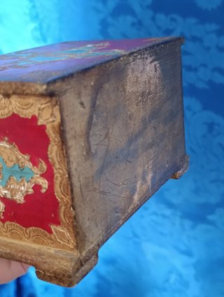 Antico scrigno decorato oro e rosso