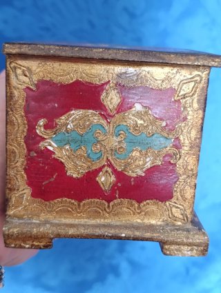 Antico scrigno decorato oro e rosso