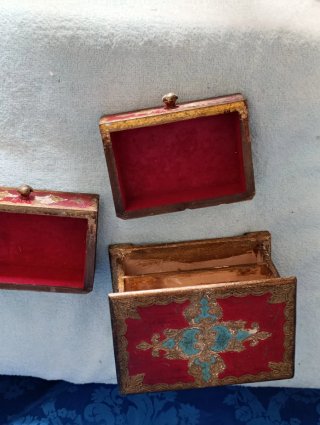 Antico scrigno decorato oro e rosso
