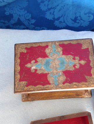 Antico scrigno decorato oro e rosso