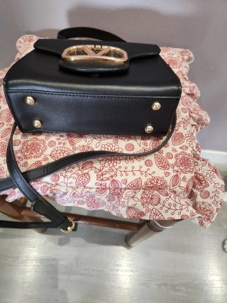 Bolso de mano y hombro negro