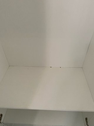 Armario blanco de madera y plástico