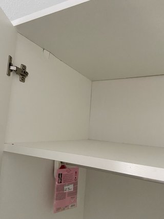 Armario blanco de madera y plástico