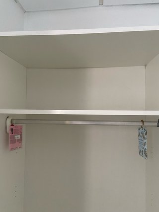 Armario blanco de madera y plástico