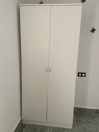 Armario blanco de madera y plástico