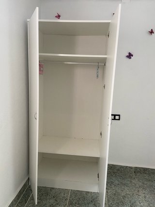Armario blanco de madera y plástico