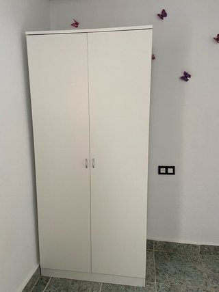 Armario blanco de madera y plástico