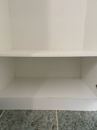 Armario blanco de madera y plástico