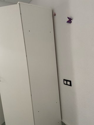 Armario blanco de madera y plástico
