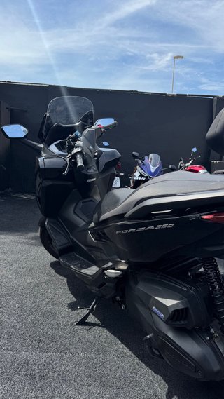 Honda Forza 350cc Negra como nueva (urgente)